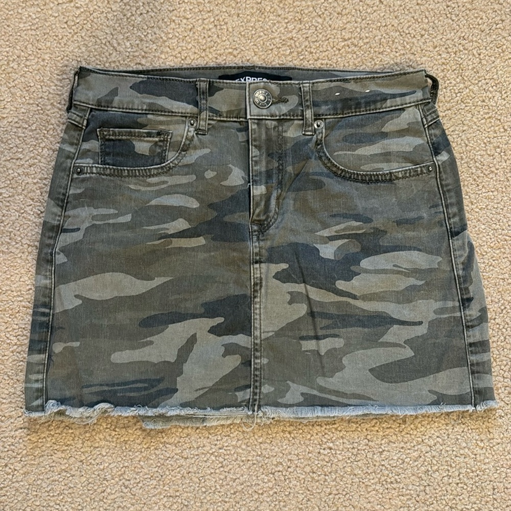 Express Mid-Rise Destructed Camo Skirt - 0